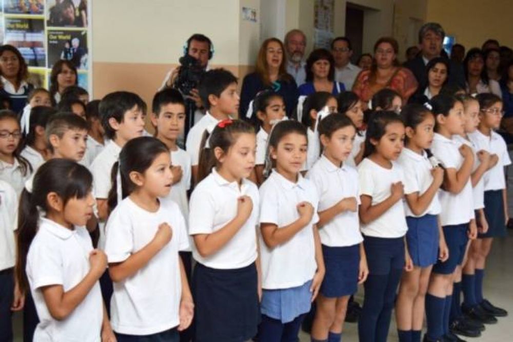 Alumnos de la escuela "Nelson Mandela" homenajearon al l�der sudafricano