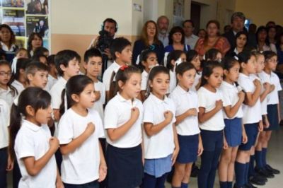 Alumnos de la escuela "Nelson Mandela" homenajearon al l�der sudafricano
