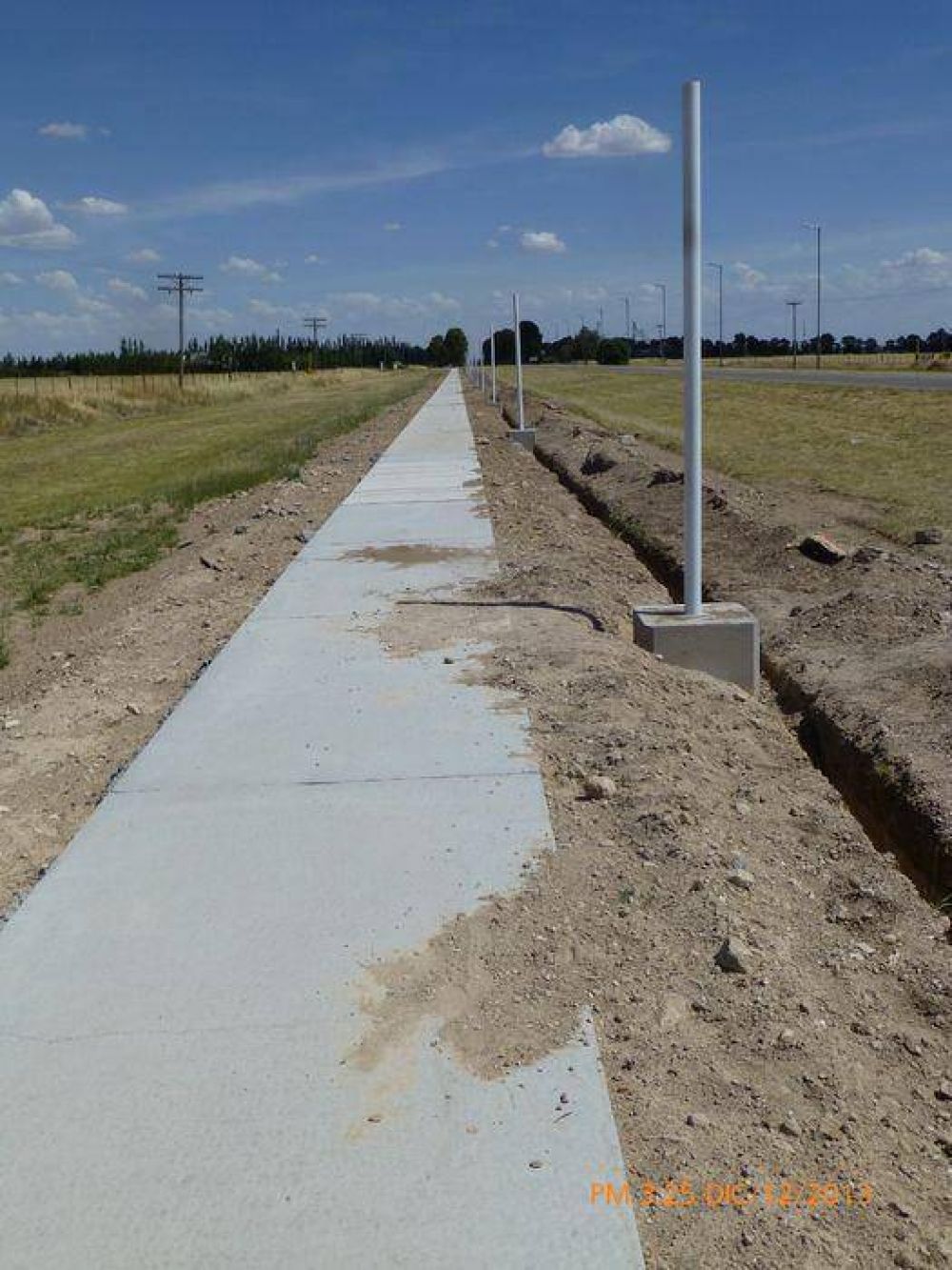 Comenz� la colocaci�n de columnas de alumbrado en la senda peatonal