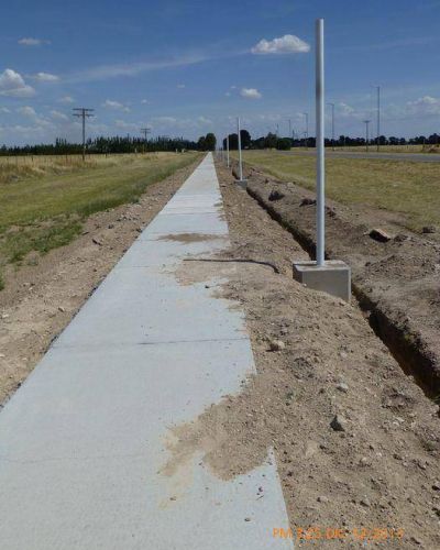Comenz� la colocaci�n de columnas de alumbrado en la senda peatonal