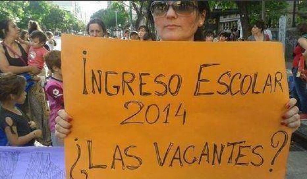 Protesta en el Ministerio Educaci�n porte�o por fallas en la inscripci�n on line