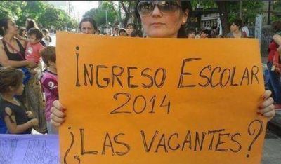 Protesta en el Ministerio Educaci�n porte�o por fallas en la inscripci�n on line