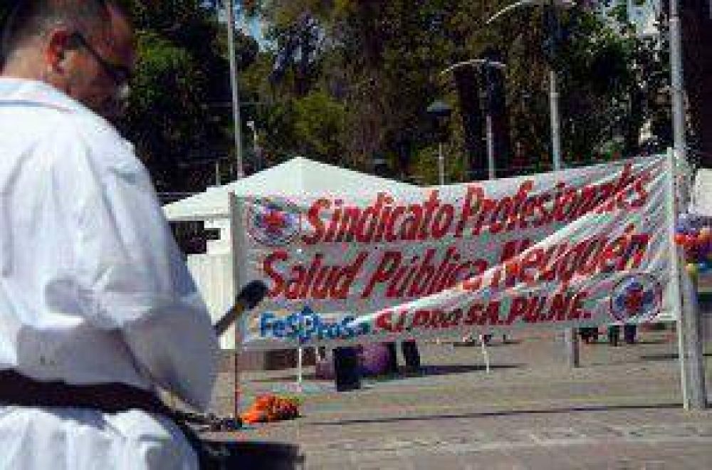 Renuncian m�dicos en el Bouquet Roldan y el gobierno convoca a mesa de negociaci�n