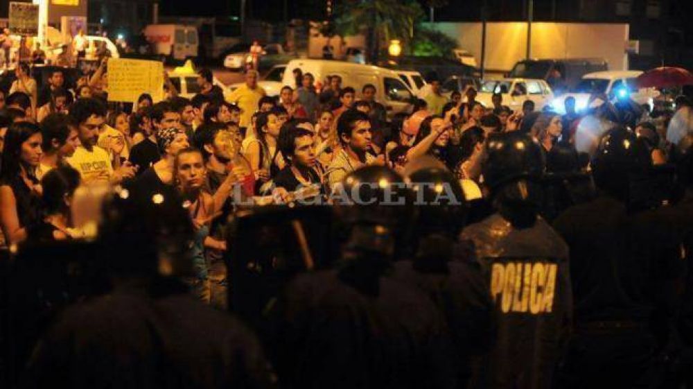 La Polic�a fren� una marcha a la casa de Alperovich