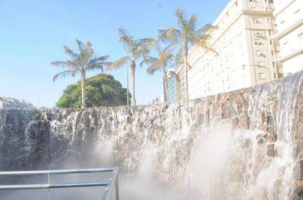 Closs inaugur en Buenos Aires el monumento a las Cataratas del Iguaz