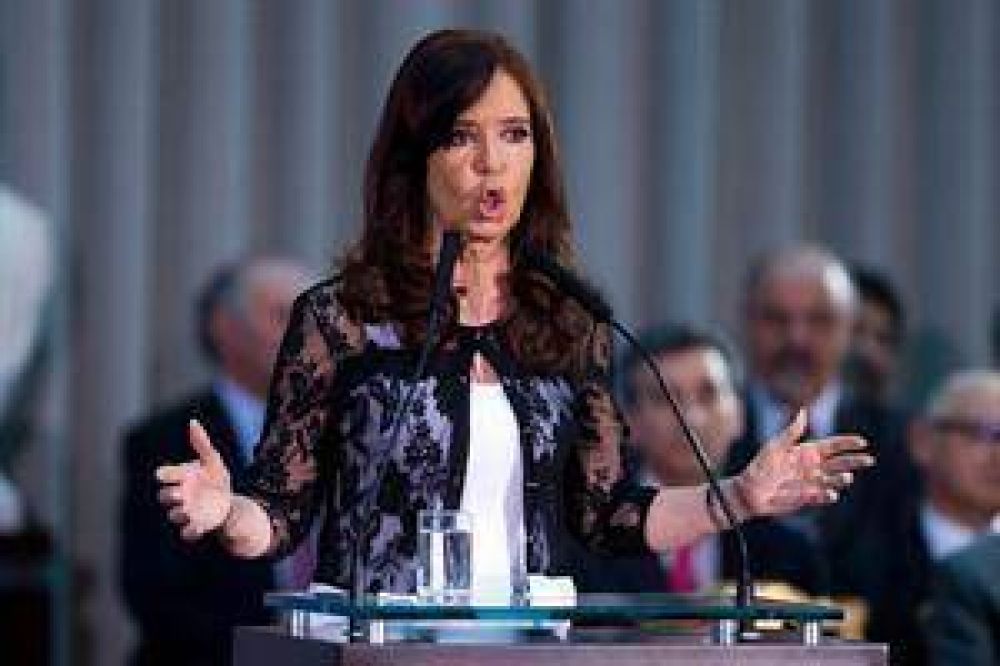Cristina Kirchner: "La polic�a no puede organizar la delincuencia para robar a gente y comercios"