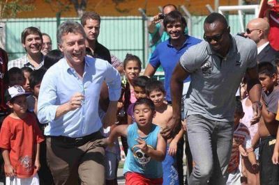 Empez� el tour de Usain Bolt por Buenos Aires: perdi� ante Mauricio Macri en Soldati