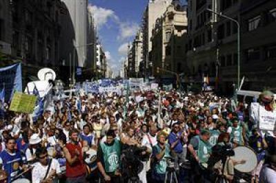 Convocan a una huelga los estatales bonaerenses por aumento de sueldos