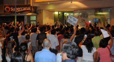 Furia en Tucum�n con los medios que no transmitieron las protestas ni los saqueos