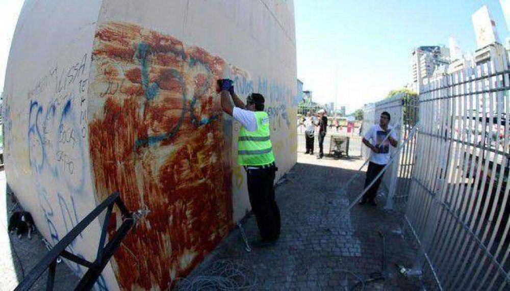 La brigada antigraffiti comenz� la limpieza en el Obelisco porte�o
