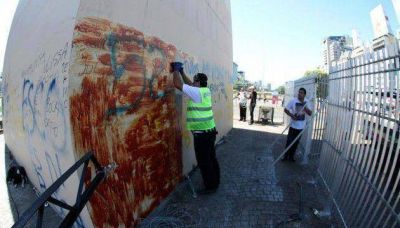 La brigada antigraffiti comenz� la limpieza en el Obelisco porte�o