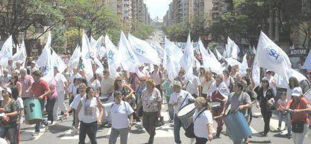 Estatales, otra vez en la calle, exigieron a De la Sota el bono navide�o