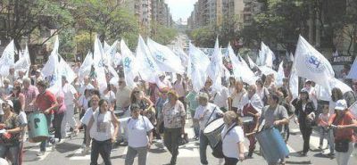 Estatales, otra vez en la calle, exigieron a De la Sota el bono navide�o