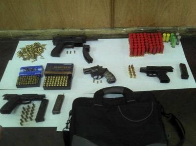 Incautan arsenal variado en un Fonavi de la zona sur y lo ligan a "El pollo" Bassi