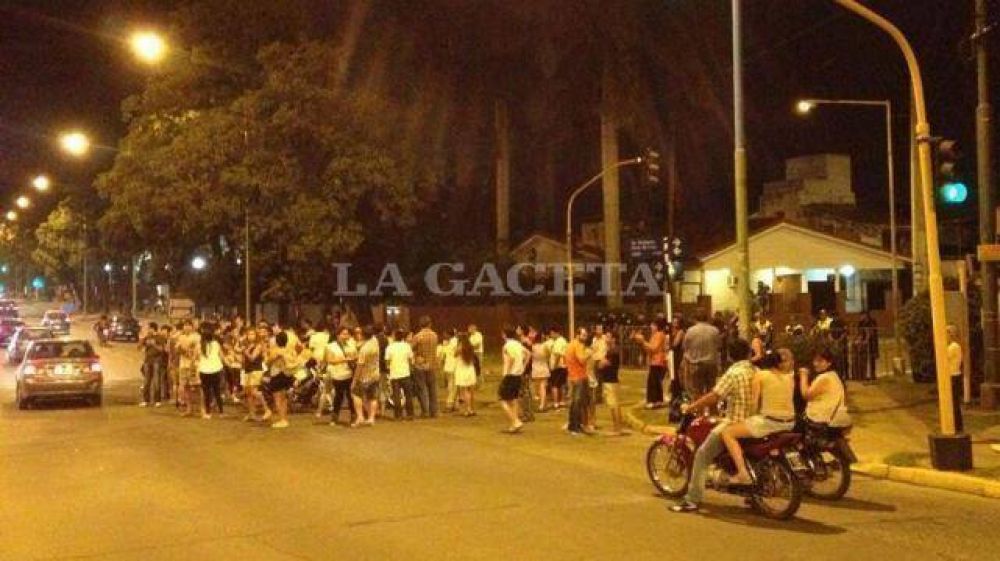 Un grupo de manifestantes volvi� a marchar hacia la casa de Alperovich