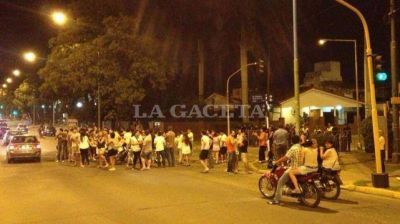 Un grupo de manifestantes volvi� a marchar hacia la casa de Alperovich