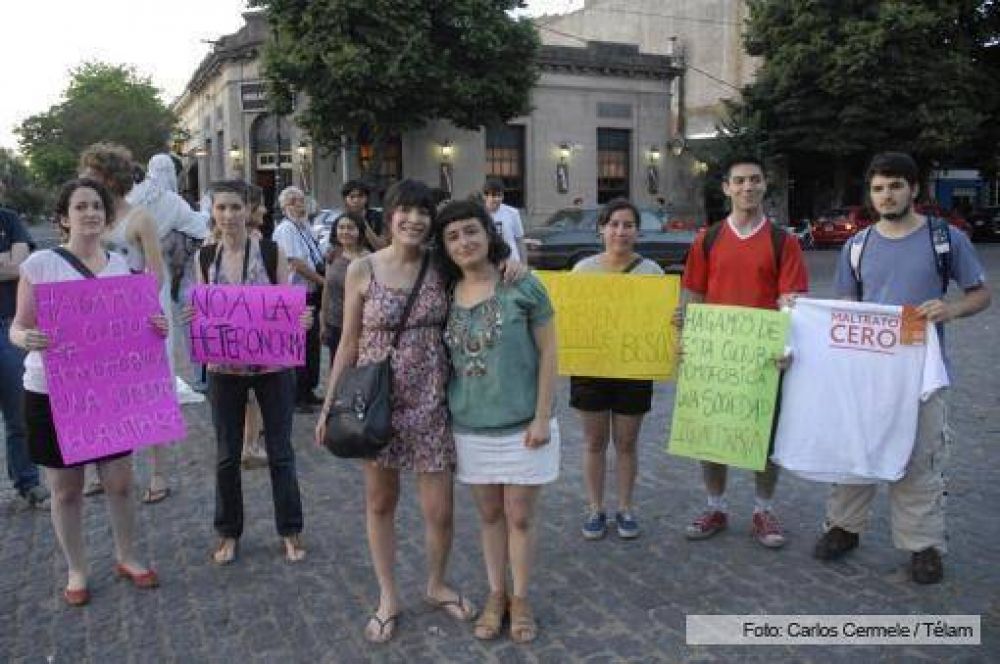 La pareja echada de un bar platense por besarse realiz� una jornada de reflexi�n
