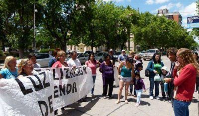Vecinos de las tomas piden la luz