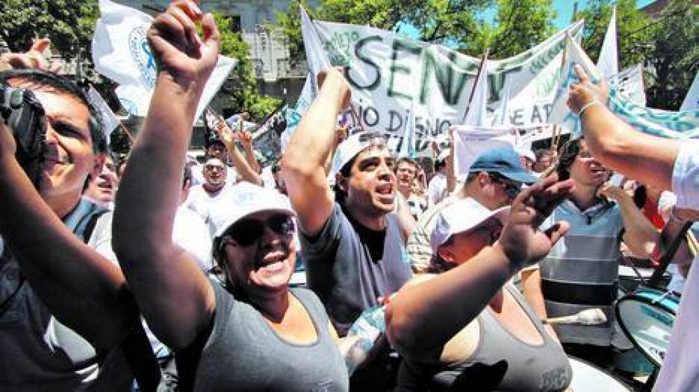 Efecto domin�: Crecen los reclamos salariales de estatales en las provincias