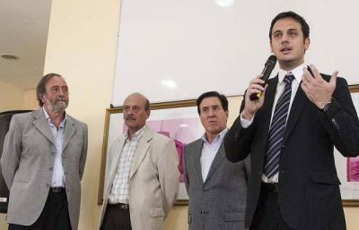 JULI�N �LVAREZ INAUGUR� JUNTO A D�AZ P�REZ NUEVA UNIDAD CORONARIA Y ENTREG� AMBULANCIA EN EL HOSPITAL VECINAL "NARCISO LOPEZ"