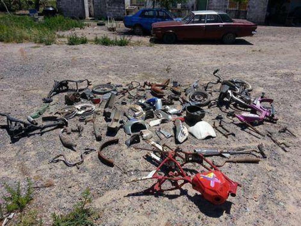 Encuentran moto robada y varias autopartes 