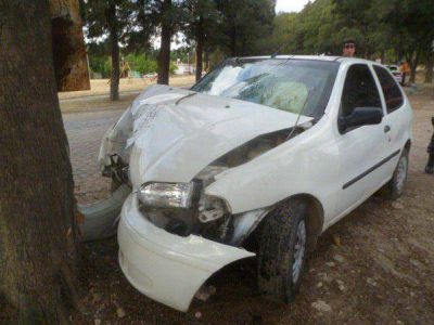 Un joven fue hospitalizado tras chocar contra un �rbol