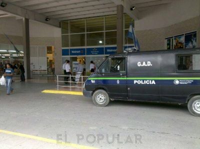 Ante el fantasma de los saqueos, se dispuso que siga la presencia policial en Walmart