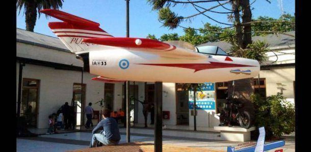 Exhiben maqueta de avi�n en Ingenier�a