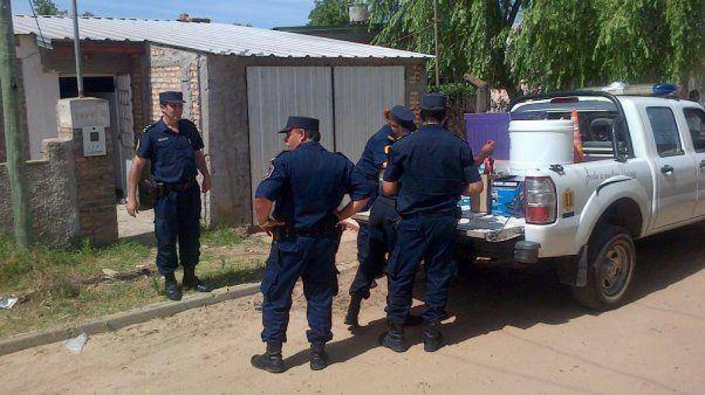 Encuentran m�s productos robados durante los saqueos en casa de polic�as