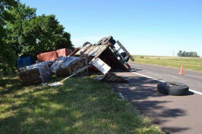Impresionante vuelco de un cami�n sobre ruta 14