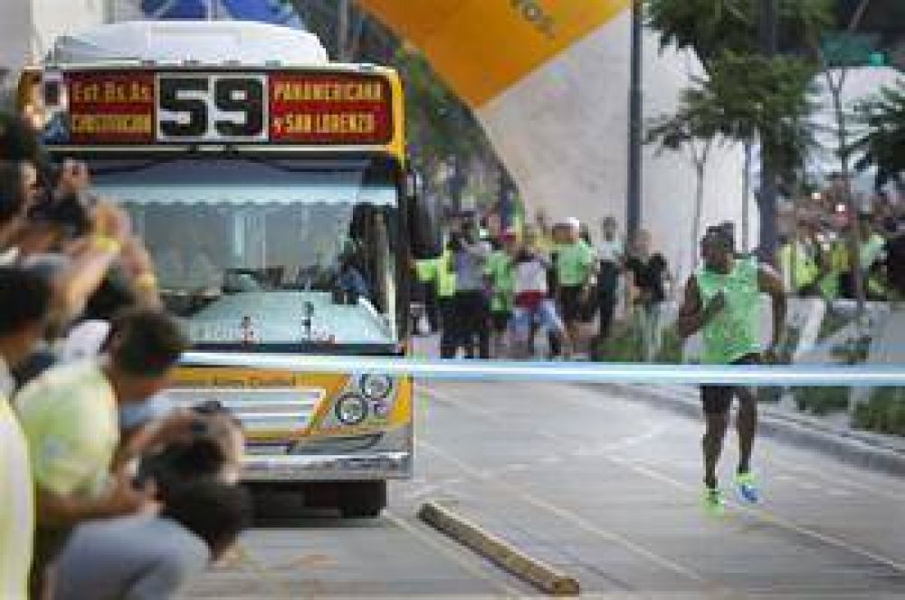 El campe�n ol�mpico de atletismo, Usain Bolt, en su carrera m�s inusual, trot� por la 9 de Julio