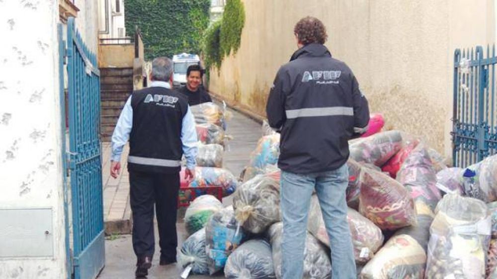 La Aduana entreg� un cami�n con ropa para Embarcaci�n