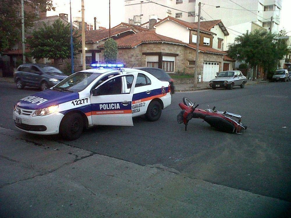 Violenta colisi�n entre un autom�vil y una moto con pedido de captura. Uno de los integrantes de la motocicleta huy�.