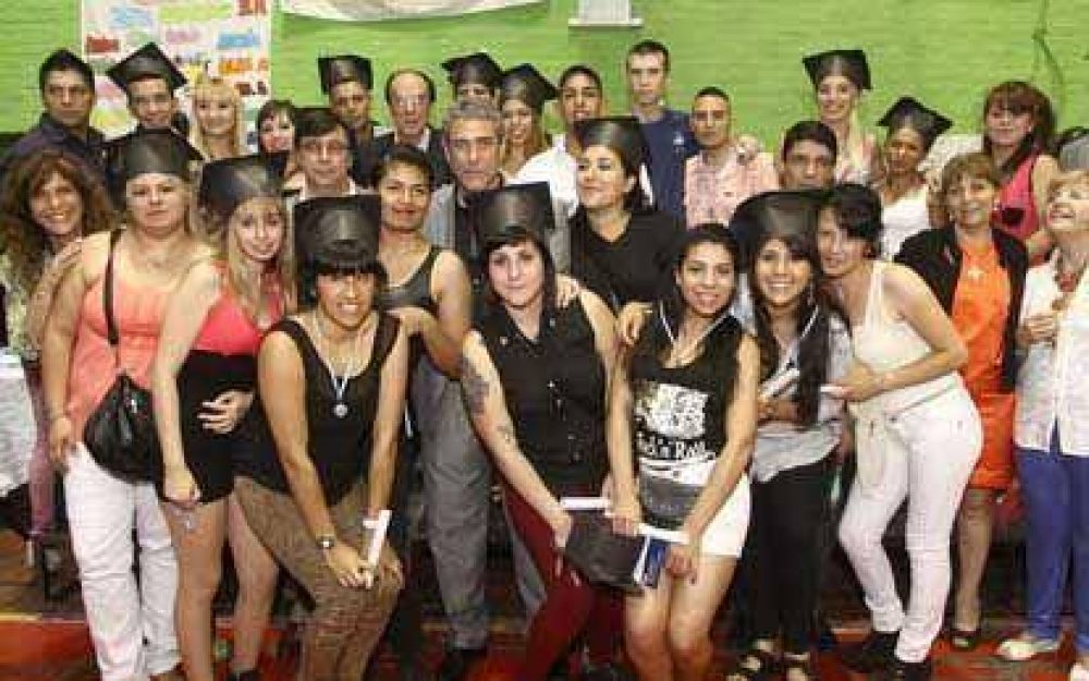 Ferraresi entreg� diplomas a 750 egresados del programa FinEs