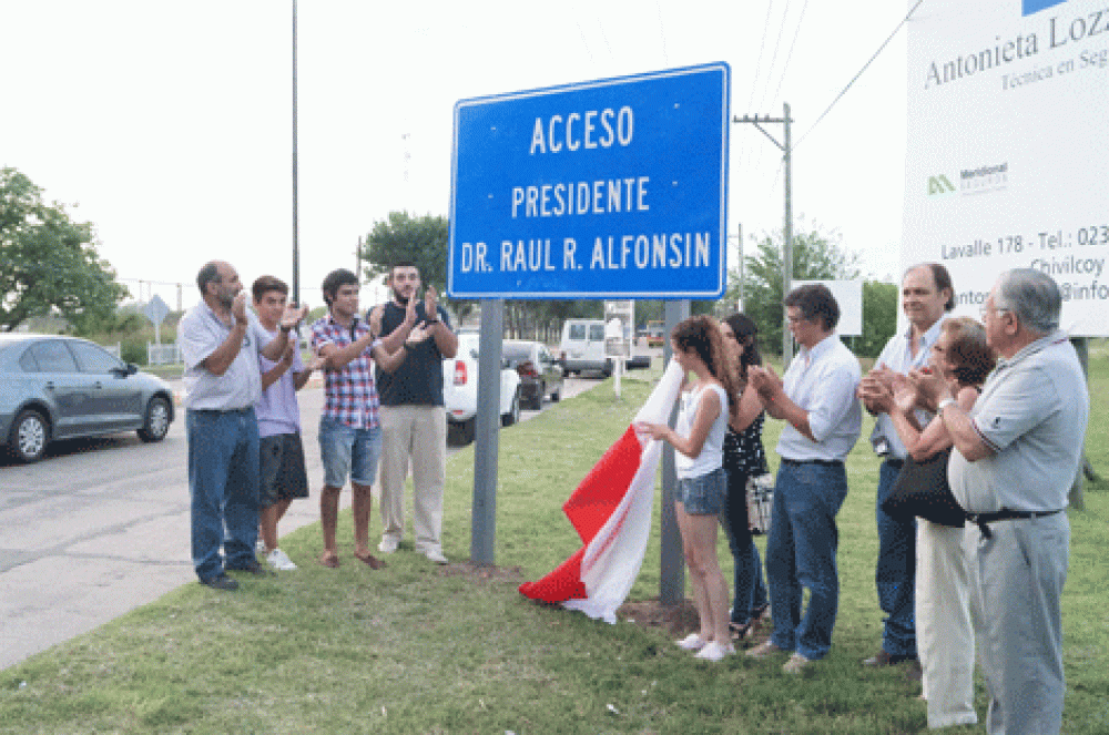 La UCR coloc� un cartel indicador al Acceso Presidente Alfons�n 