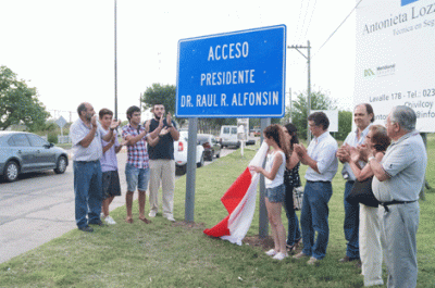 La UCR coloc� un cartel indicador al Acceso Presidente Alfons�n 