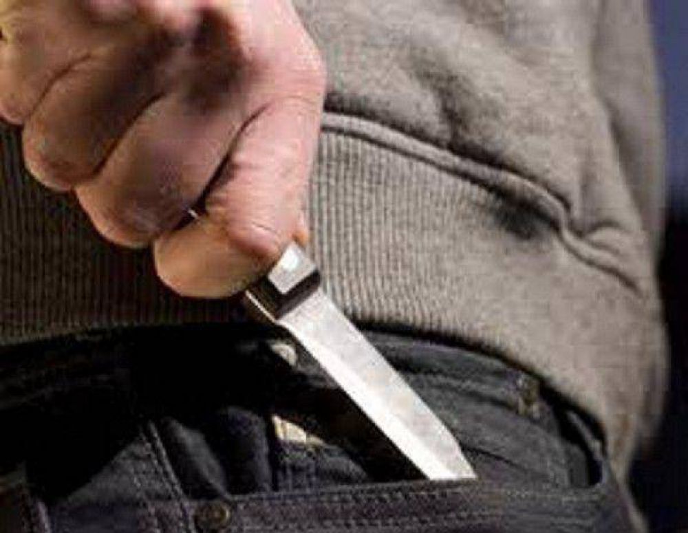 Un menor entr� a una casa y amenaz� con un cuchillo a un joven