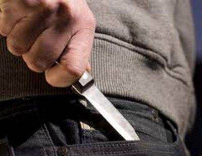 Un menor entr� a una casa y amenaz� con un cuchillo a un joven