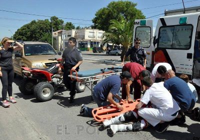 Un joven herido al volcar en un cuatriciclo