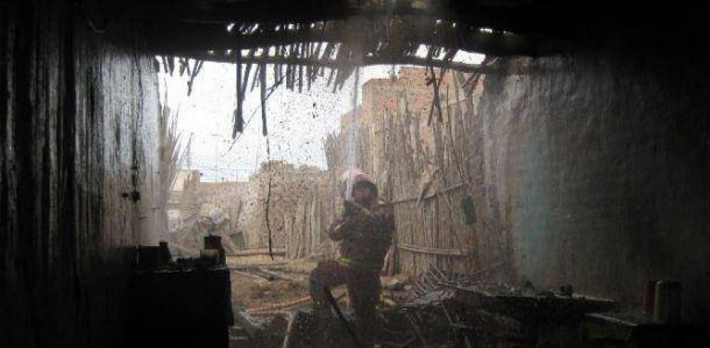 Ins�lito: Le piden el divorcio e incendia su casa