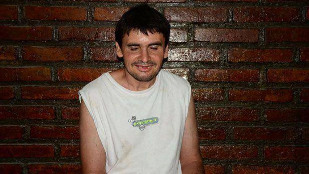 Encontraron un hombre caminando por la autopista y buscan identificarlo