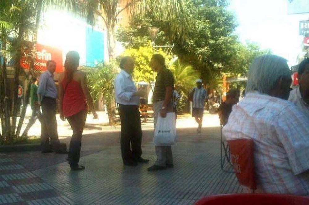 El gobernador Bacileff Ivanoff realiz� una caminata sabatina por la Peatonal