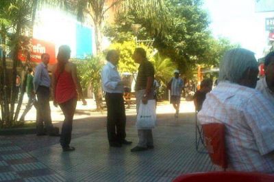 El gobernador Bacileff Ivanoff realiz� una caminata sabatina por la Peatonal