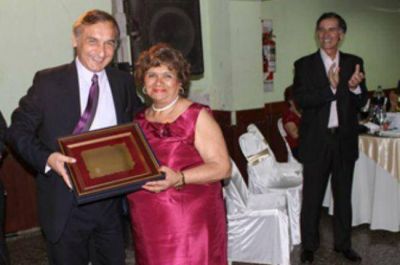 Soto acompa�� el reconocimiento a docentes con 25 y 50 a�os de servicio