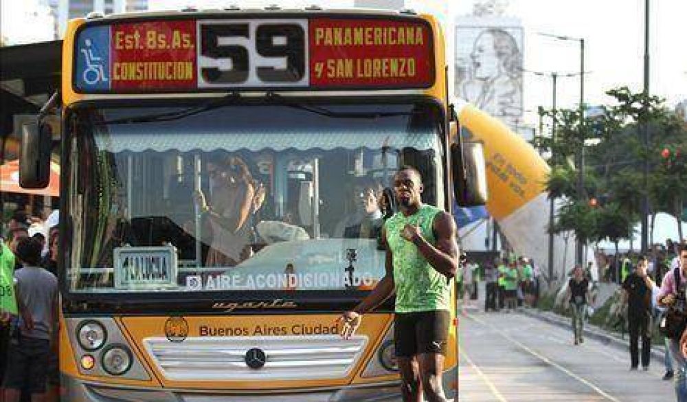 Usain Bolt le gan� al Metrob�s