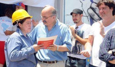 Villa Lugano: Tomada entreg� certificados de oficios