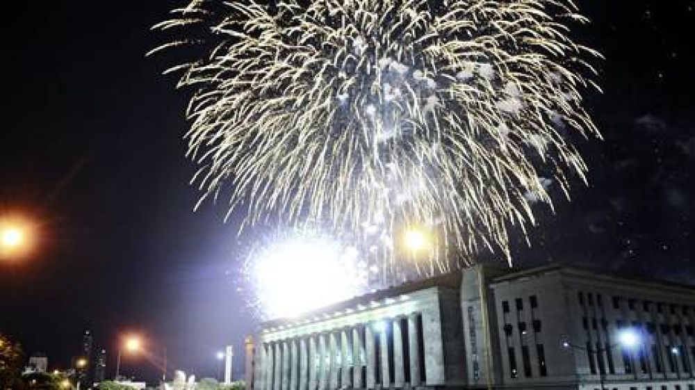 El cielo se llen� de colores en la cl�sica fiesta de fuegos artificiales