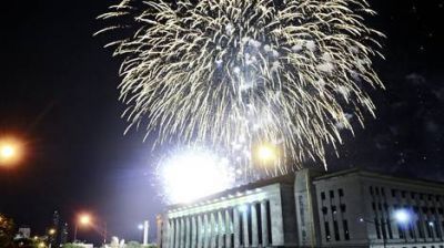 El cielo se llen� de colores en la cl�sica fiesta de fuegos artificiales