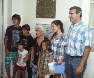 Homenaje a la Democracia y a Dom�nguez.	