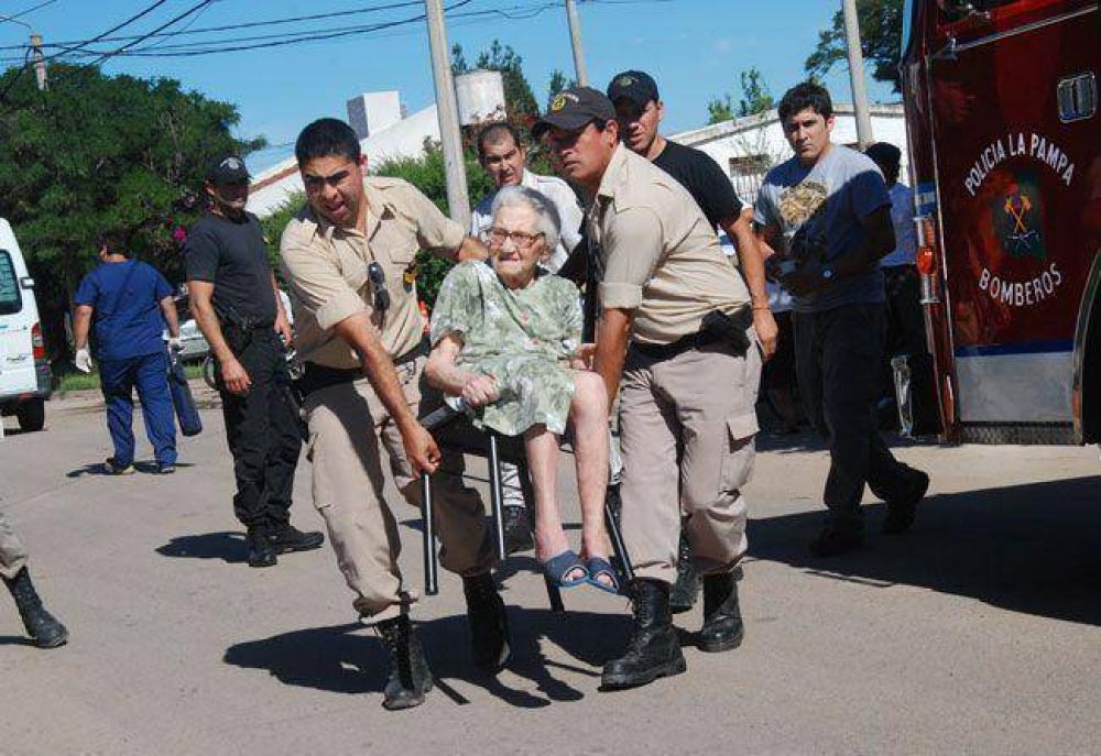 Evac�an geri�trico luego de un incendio